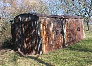 Wellblechgarage auf Obstbaumwiese