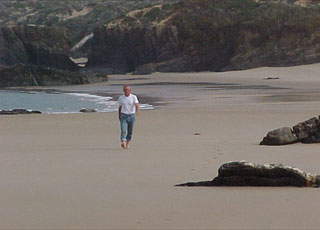 Der Künstler am Strand